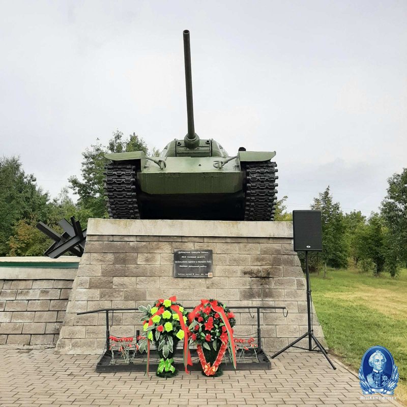 Аллея в сквере танкистов